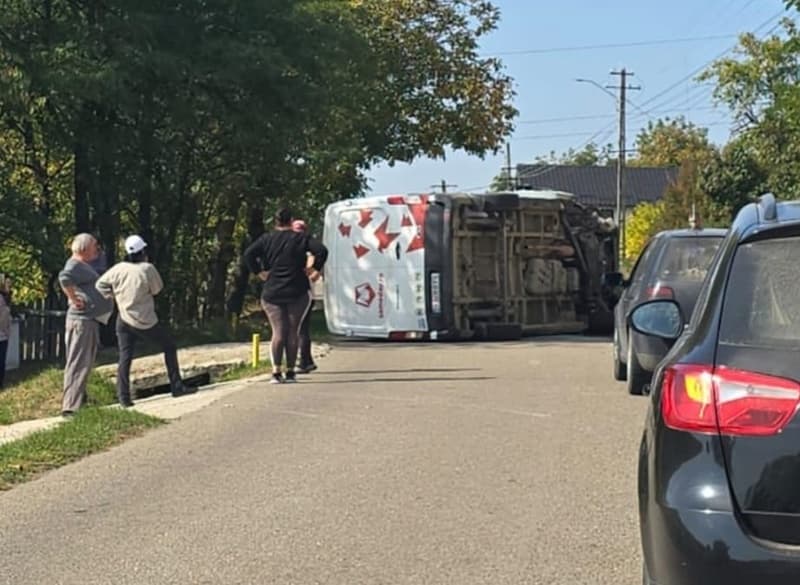 Șoferul unei firme de curierat s-a răsturnat cu duba pe raza localității Șendriceni
