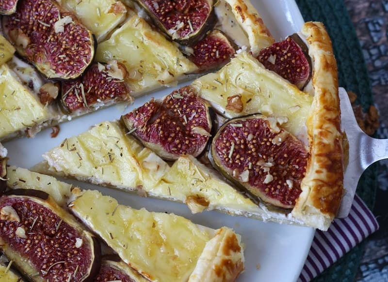 Tartă subțire cu smochine brânză brie și nuci