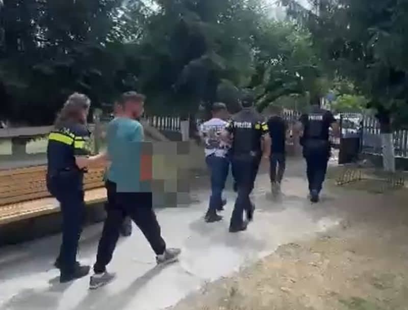 Trei tineri reținuți după ce s-au bătut ca chiorii pe terasa unui local