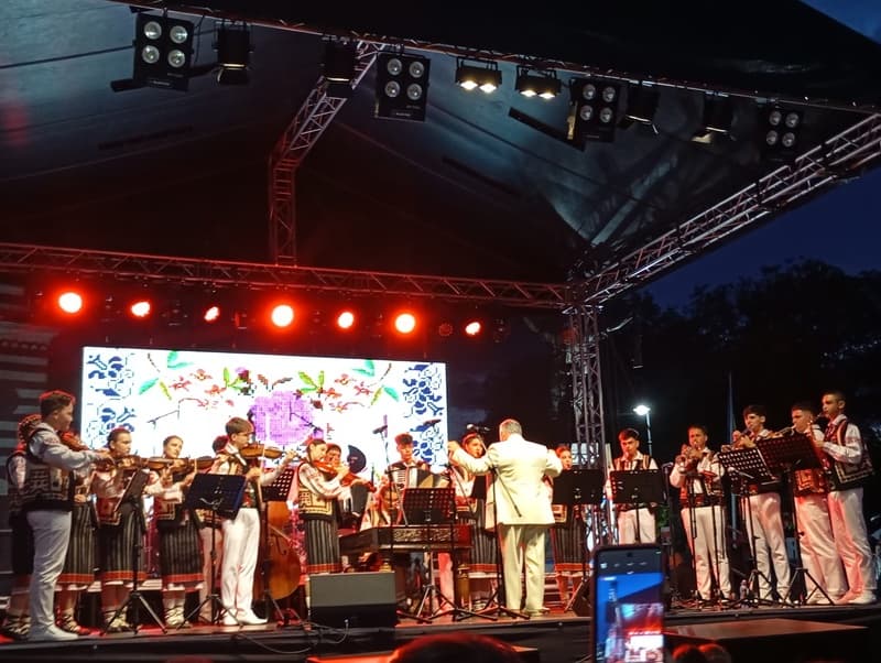 Momente de folclor autentic oferite de Orchestra „Mugurelul” și Ansamblul „Cununița” la Dorohoi