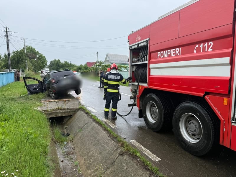 Mașină ajunsă în afara carosabilului la Vorona Nouă. Șoferul a fost transportat la spital