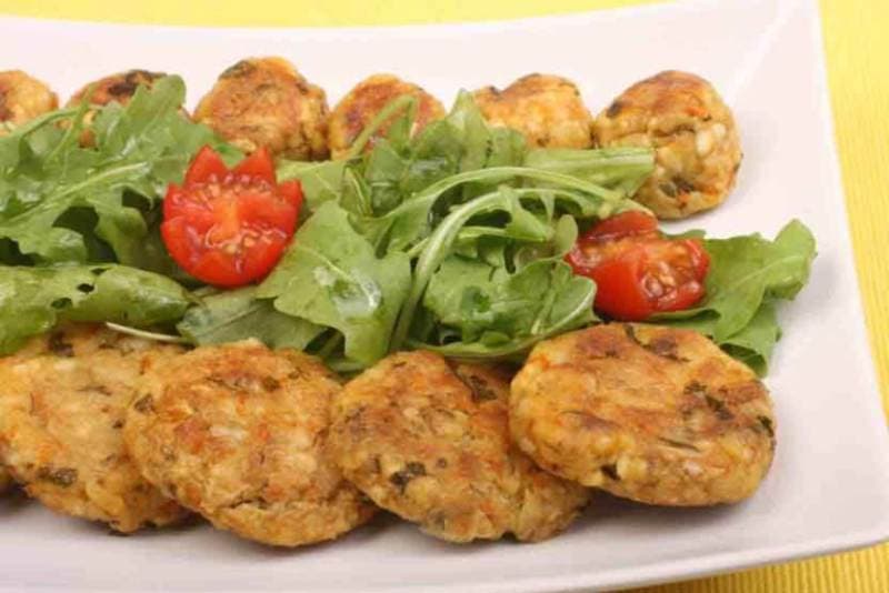 Chifteluțe din dovlecel cu garnitură de legume