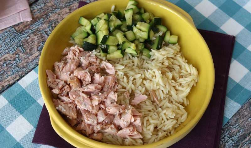 Salată de paste cu somon și dovlecel