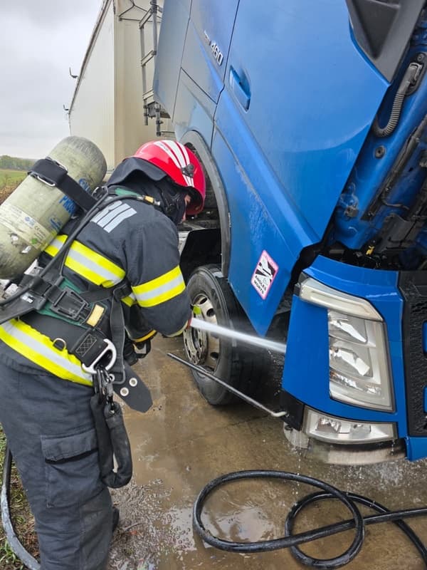 Un camion încărcat cu cereale a foc în timp ce se deplasa pe un drum din județ