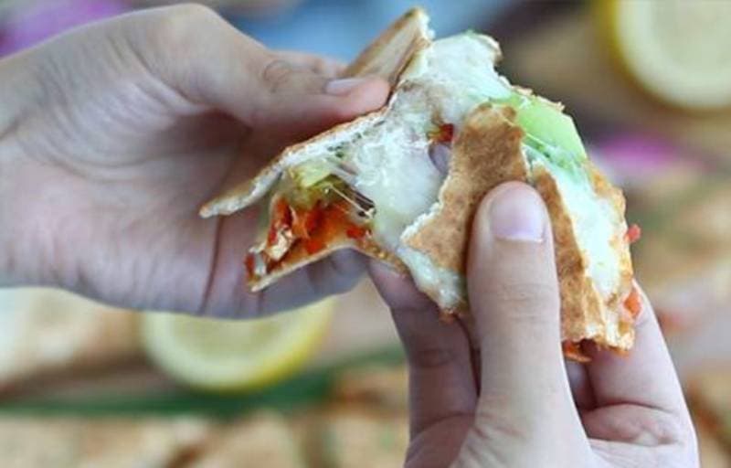 Quesadilla cu pui și avocado