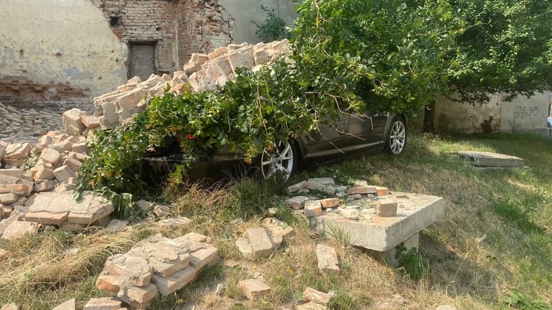 Perete prăbușit peste o mașină pe o stradă din Botoșani. Clădirea prezintă risc de prăbușire