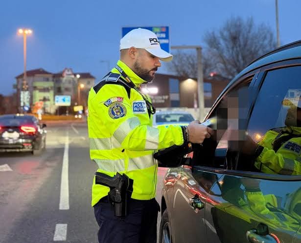 Vitezomani trași pe dreapta de polițiști. Patru șoferi au rămas fără permis după ce au fost prinși conducând cu viteză excesivă