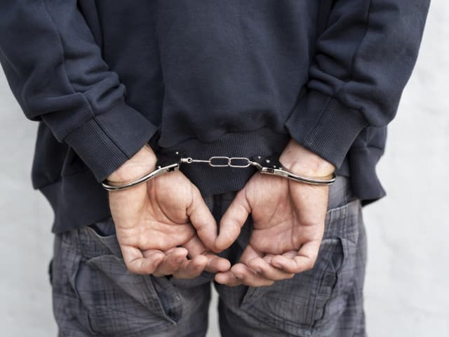 Tânăr reținut după ce și-ar fi agresat fizic tatăl