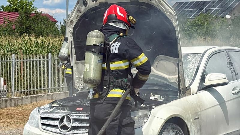 Un autoturism a luat foc în mers în apropierea localității Brehuiești