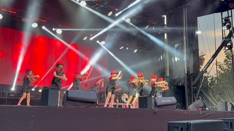 Tinerii artiști dorohoieni au transformat scena în spectacol de muzică și dans
