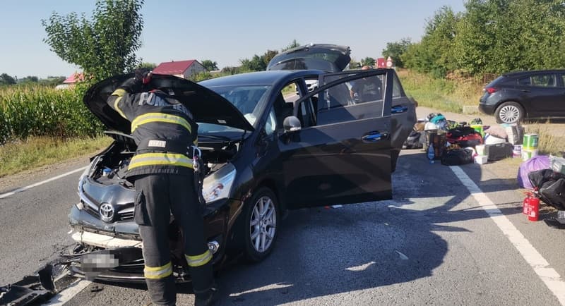 Accident rutier la Vlădeni. O mașină a ajuns în șanț după impactul dintre două autoturisme