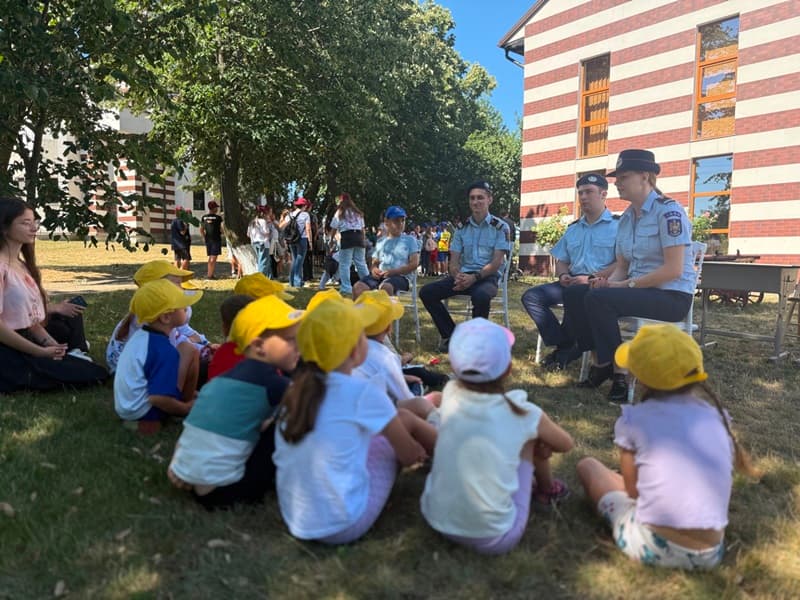Copiii din Tabăra „Vara pe uliță” în vizită la pompierii botoșăneni - FOTO