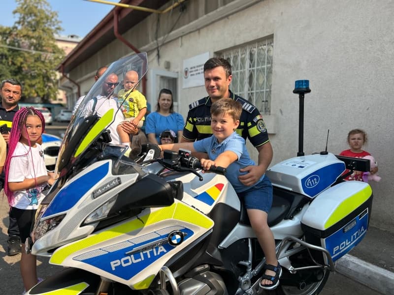 Copiii polițiștilor, invitați de onoare la locul de muncă al părinților