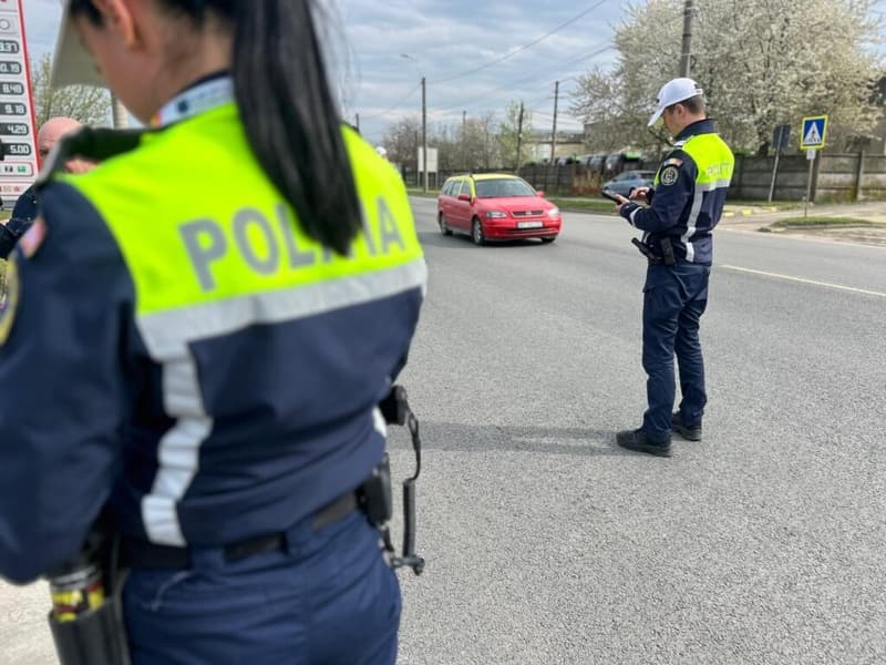 Aproximativ 40 de permise de conducere și certificate de înmatriculare reținute de polițiști în week-endul care a trecut