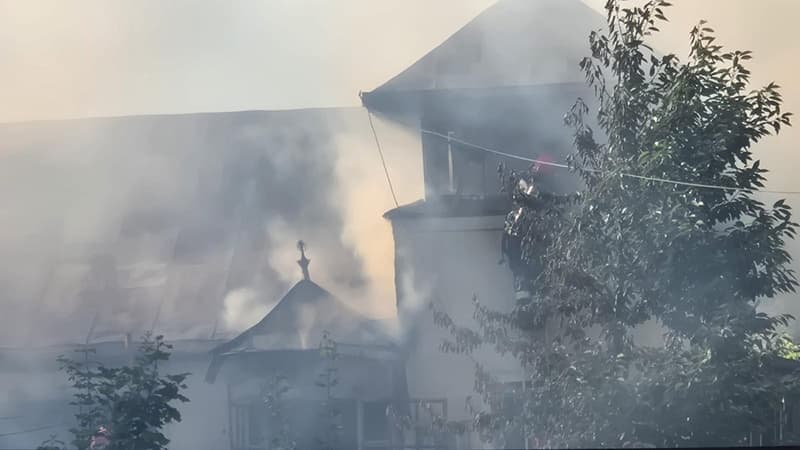Casă din Dorohoi distrusă în urma unui incendiu izbucnit din cauza unui scurtcircuit
