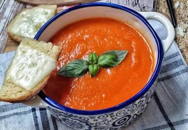 Supă de roșii și busuioc
