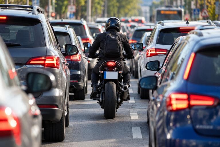 Reguli noi pentru motociclete și mopede. Manevra care va fi permisă la semafor