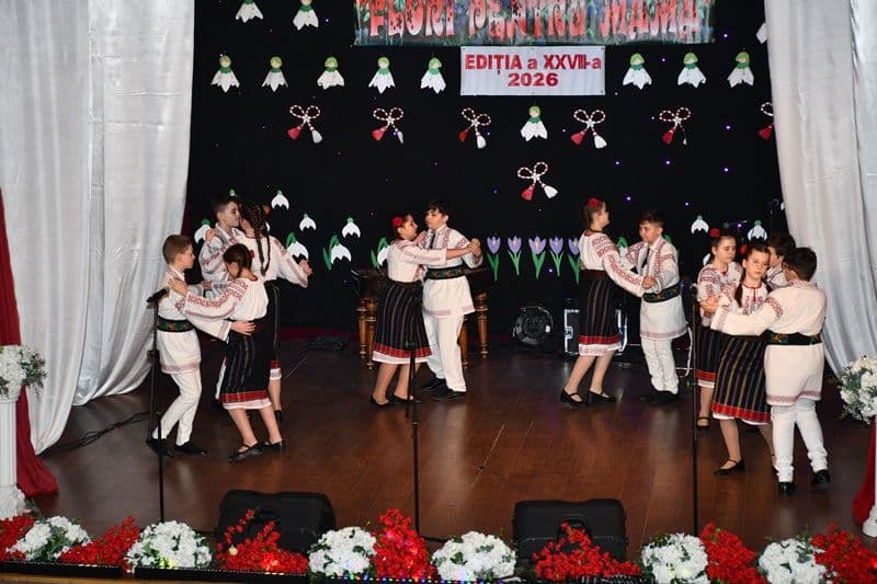 Flori epntru mama 2026_folclor_007