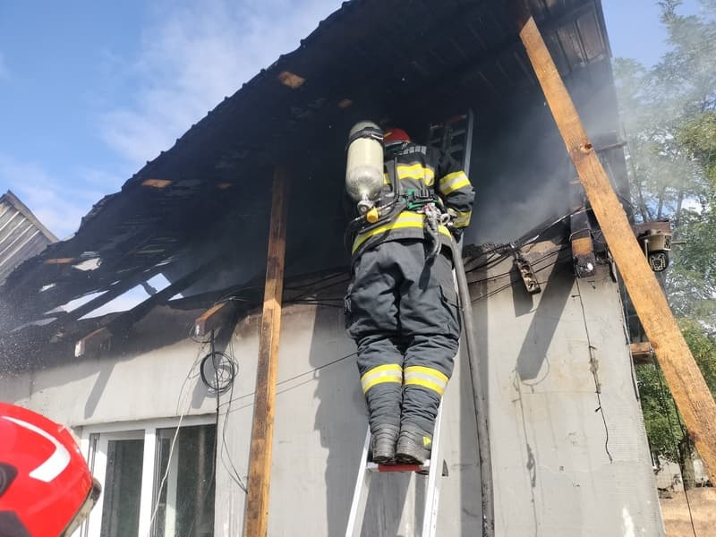 Incendiu produs într-o locuință din comuna Albești. Alarma a fost dată de o vecină