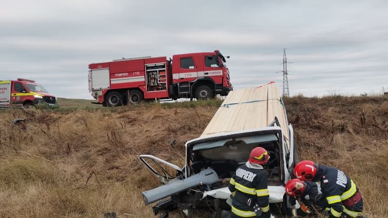 Incendiu violent la Borzești: peste 200 de baloți de furaje au ars
