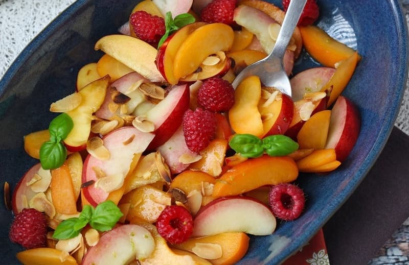 Salată de fructe: piersici, caise, zmeură și altele!