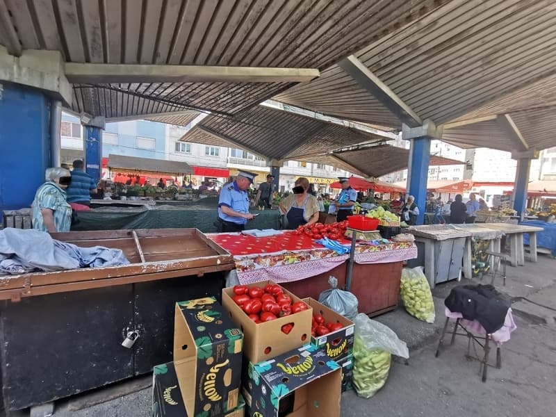 Acțiune fulger a polițiștilor în Piața Centrală. S-a lăsat cu zeci de amenzi