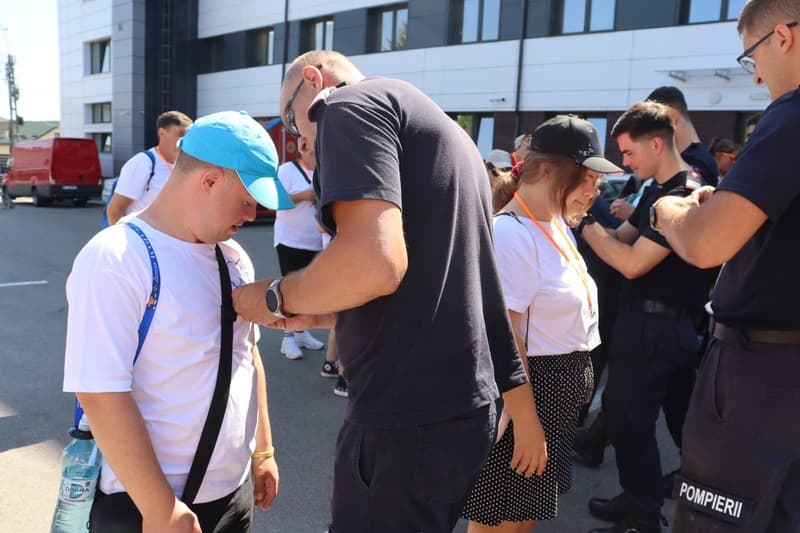Pompierii botoșăneni și-au deschis porțile pentru copiii și tinerii cu sindrom Down din România și Ungaria - FOTO