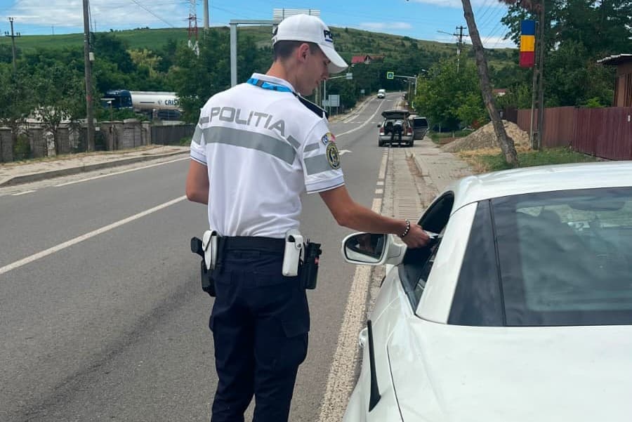 A ieșit cu mașina la plimbare deși nu deținea permis de conducere