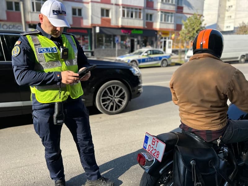 Depistat la volanul unui moped deși nu avea acest drept