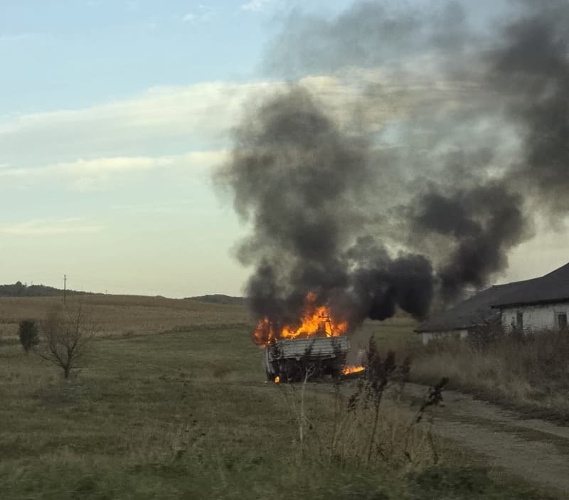 Autoutilitară cuprinsă de flăcări la Saucenița
