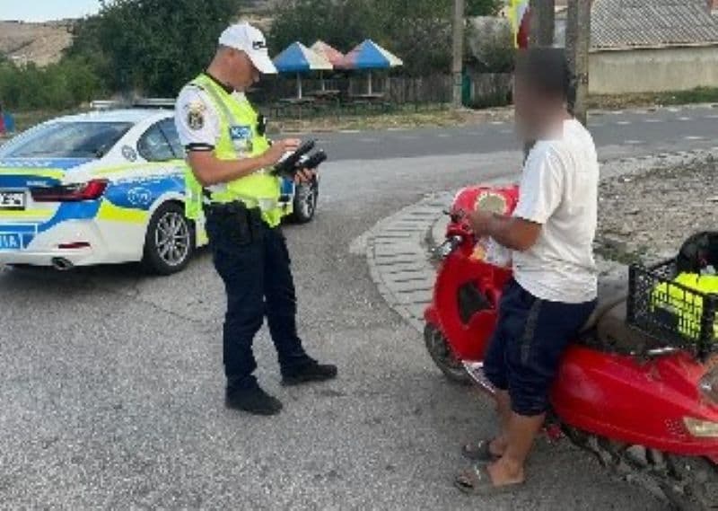 Dosar penal pentru un tânăr care conducea un moped fără a deține permis de conducere
