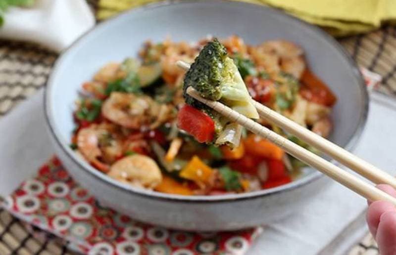 Legume și creveți la wok