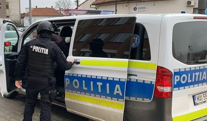 Percheziții desfășurate de polițiști, la Bucecea la persoane bănuite de fals sub semnătură privată și falsificare de ștampile