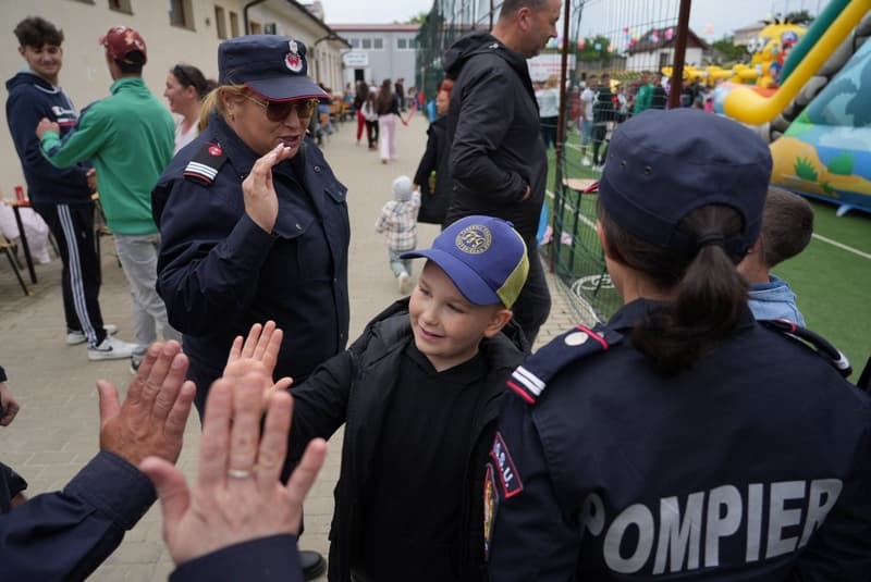 Sute de copii au sărbătorit alături de pompieri de ziua lor