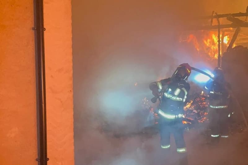 Două case, o bucătărie de vară și un depozit de furaje au fost distruse de flăcări la Cândești