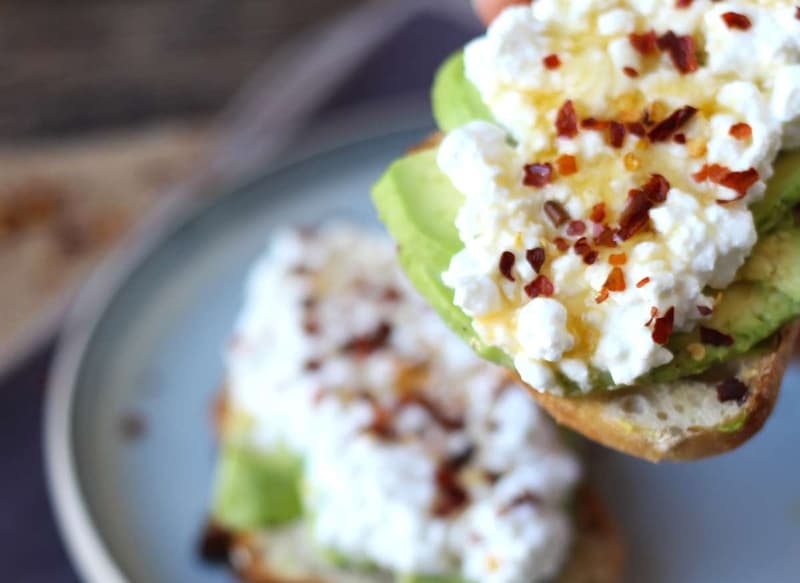 Tartine cu avocado, brânză și miere