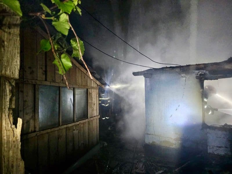 Bucătărie de vară distrusă de flăcări la Cristinești - FOTO