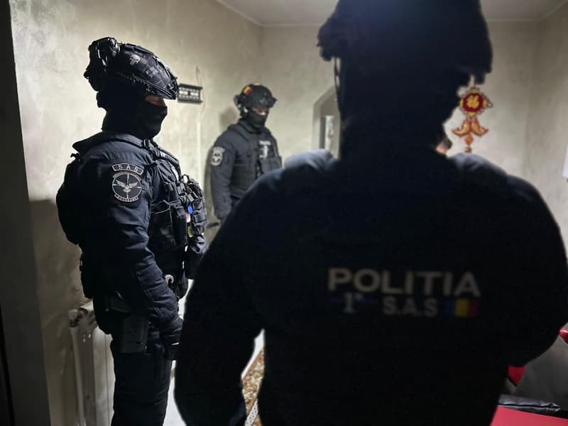 Șase percheziții ale polițiștilor într-un dosar penal privind infracțiunea de proxenetism