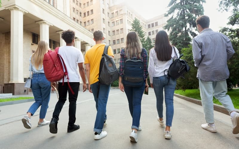 Indemnizație pentru absolvenții de liceu și facultate. Se depun documentele în maximum 60 de zile