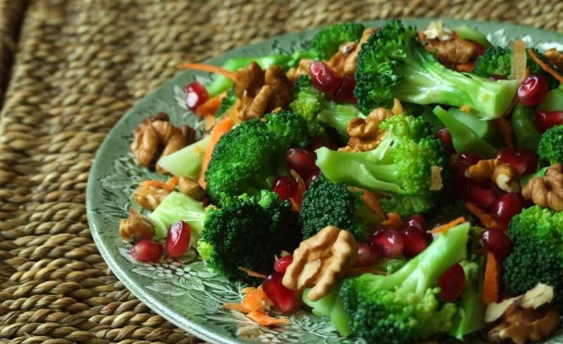 Salată de broccoli cu rodie și dressing de portocale