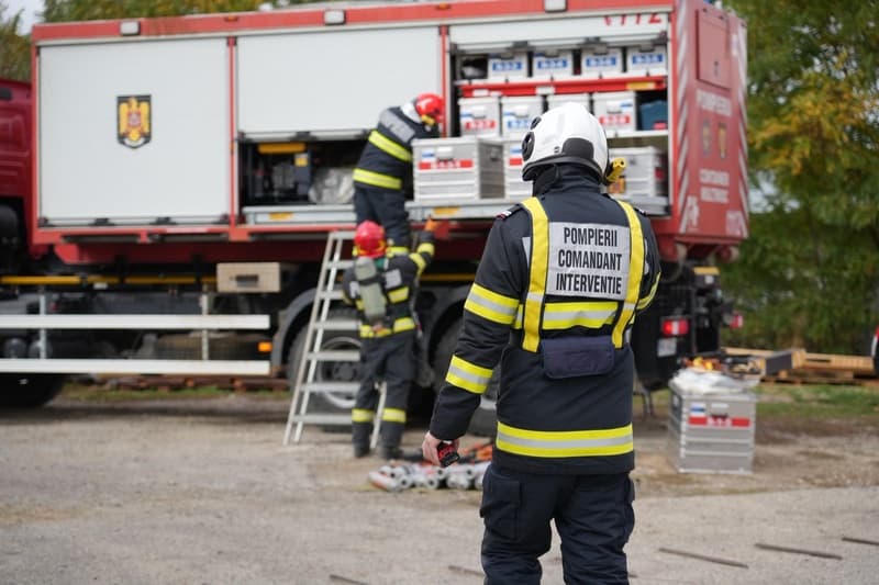 EXERCIȚIU: Misiuni de salvare contracronometru în caz de explozie, incendiu, accidente și avarii la o fabrică de mobilă din orașul Darabani