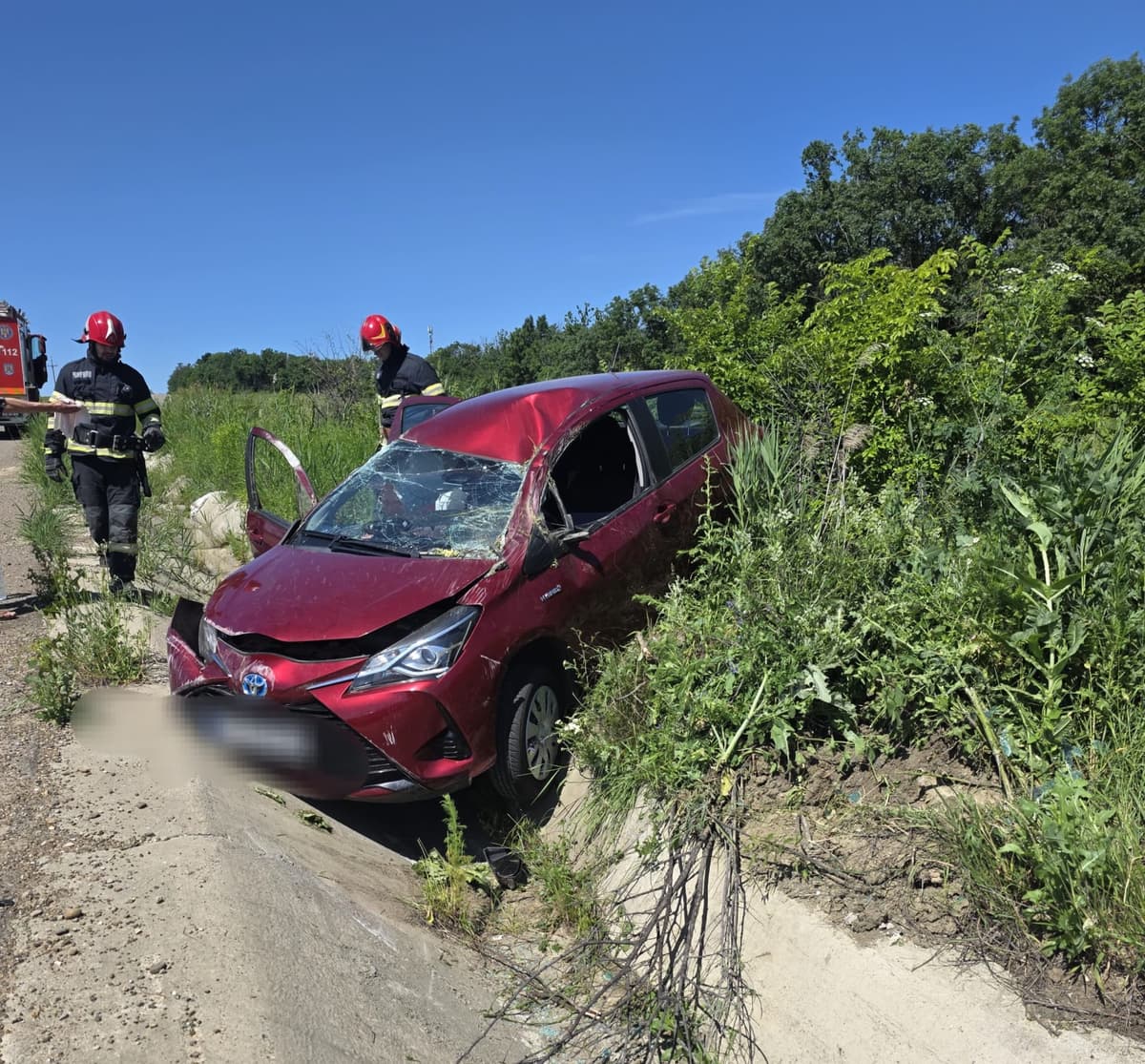 Femeie de 67 de ani, transportată la spital după ce s-a răsturnat cu mașina la Copălău