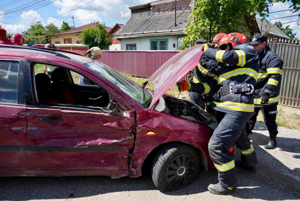 Accident între un autoturism și o motocicletă la Corni: două persoane au ajuns la spital