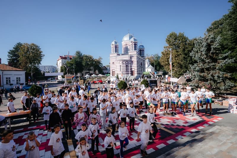 Sute de copii au participat la Crosul Simona Geanina Radiș și Festivalul Sportului „Sportul se joacă”, la Dorohoi și Bucecea