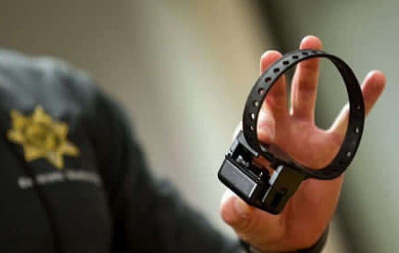 Scandalagiu evacuat din casă și obligat să poarte brățară electronică după ce și-a amenințat soția