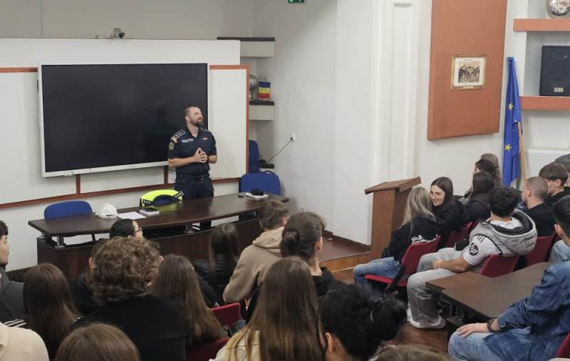 Prezență onorabilă a domnului comisar-șef Turcu Tudor-Romulus de la Poliția Municipiului Dorohoi la Colegiul Național „Grigore Ghica”