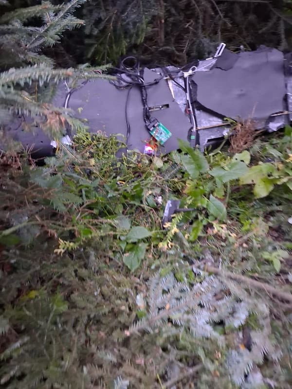 Sucevenii şi-au riscat viaţa pentru a face poze cu drona căzută la ei. „Încă avea becuri aprinse”