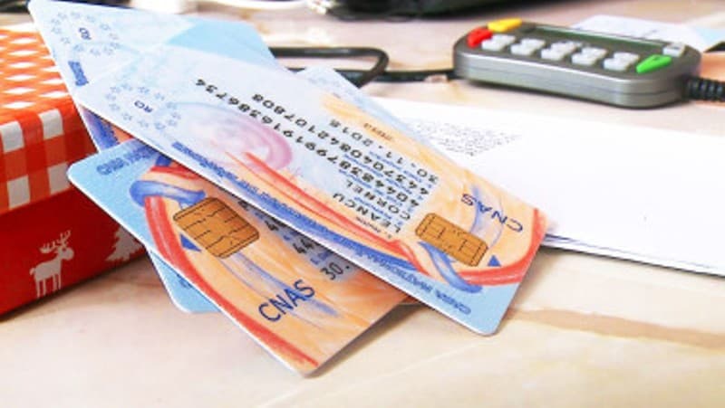 Anunțul CNAS pentru pacienți. Cardul de sănătate și noua carte de identitate pot fi folosite în paralel