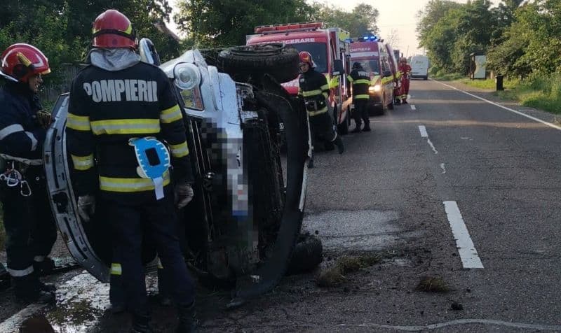 Accident la Bucecea. O tânără a ajuns la spital după ce s-a răsturnat cu mașina