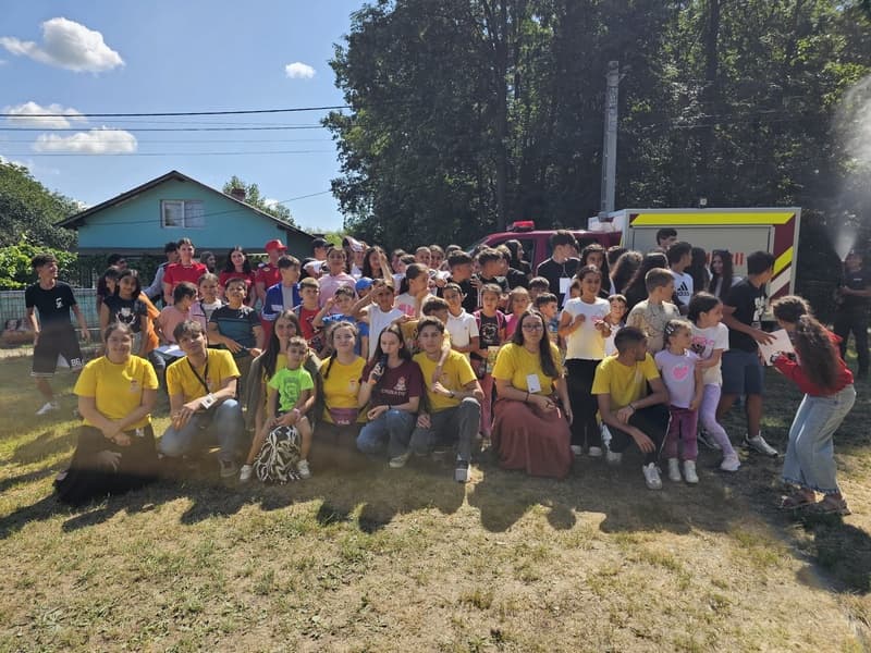 Pompierii botoșăneni, alături de copiii din Baranca: lecții de siguranță învățate prin joc și experiență